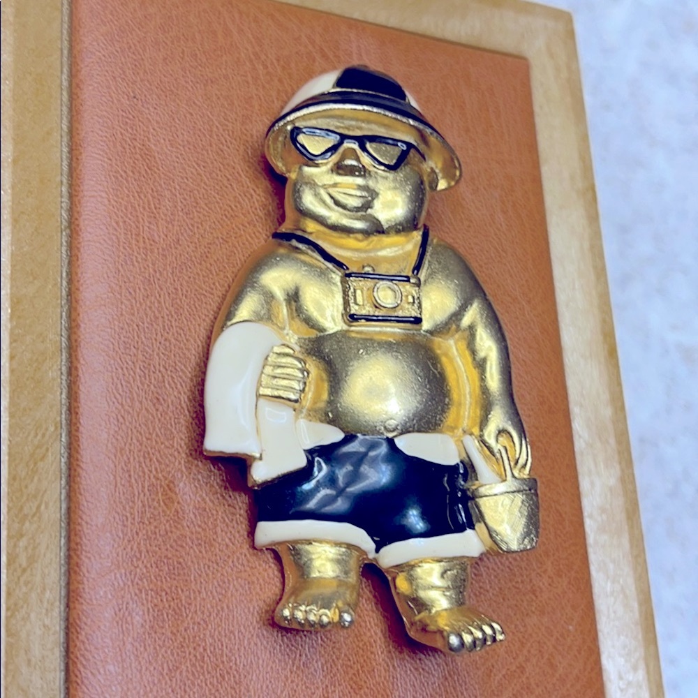 VINTAGE AJC FIGURAL”BEACH TOURIST” GOLD TONE BROOCH - Picture 3 of 8